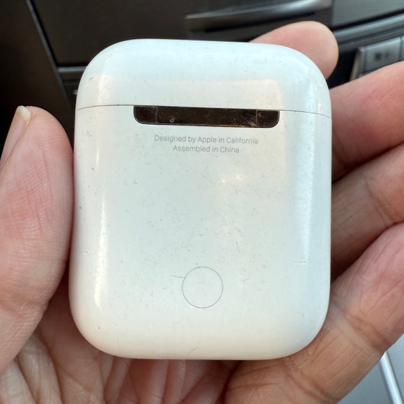 Apple AirPod 1st Gen Charging Case Only - Picture 2 of 3